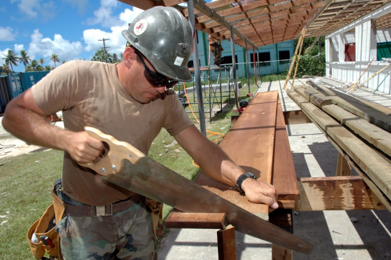 ebeniste-SOSPEL-min_worker_construction_building_carpenter_male_job_build_helmet-893290